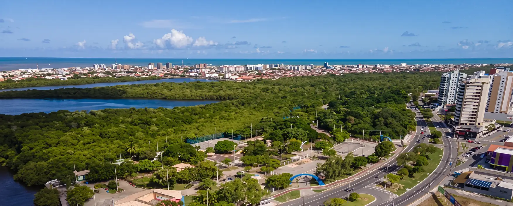 Vista aérea do Parque dos Cajueiros, do rio, da cidade e do mar